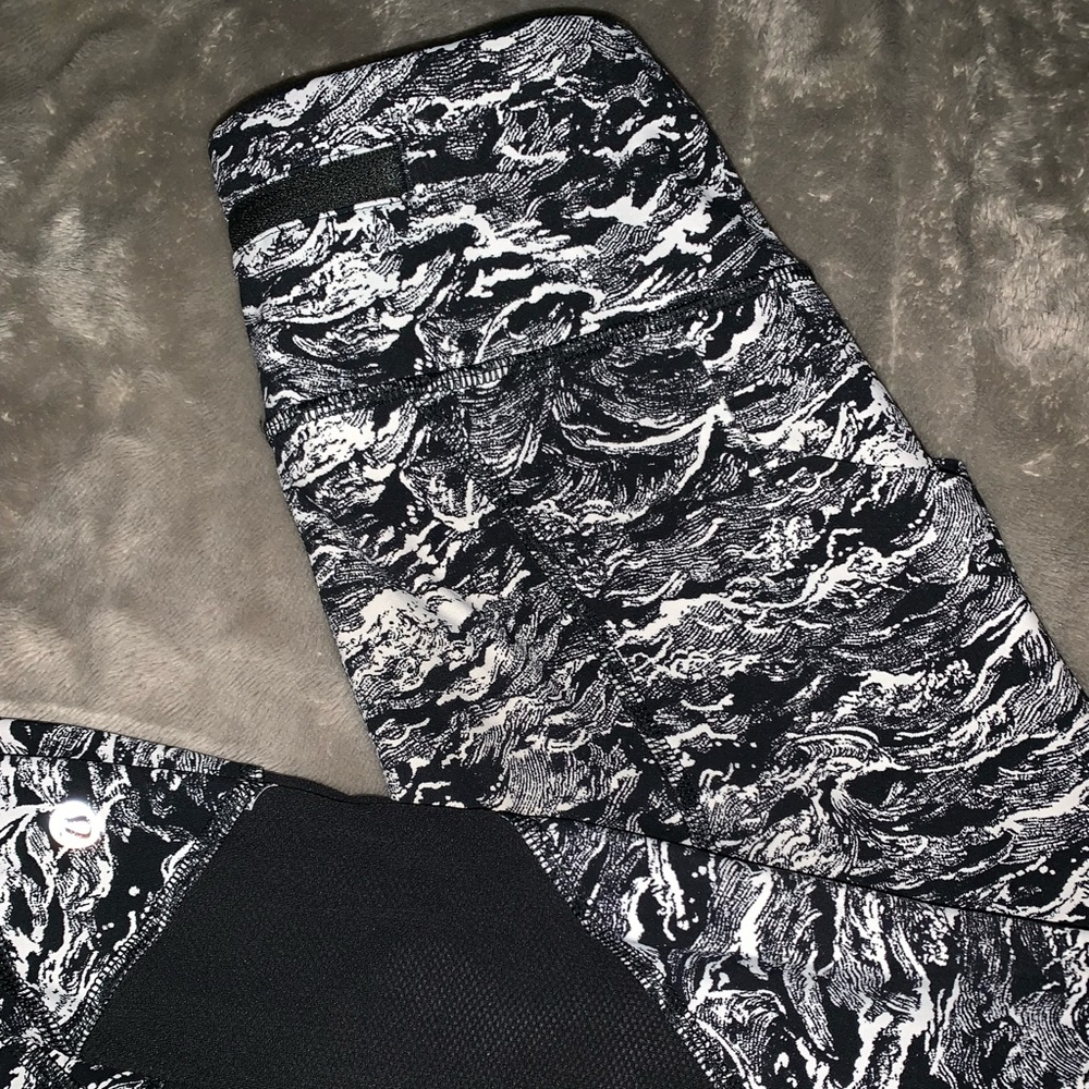 CROPPED WAVE PATTERNED LULULEMON LEGGINGS